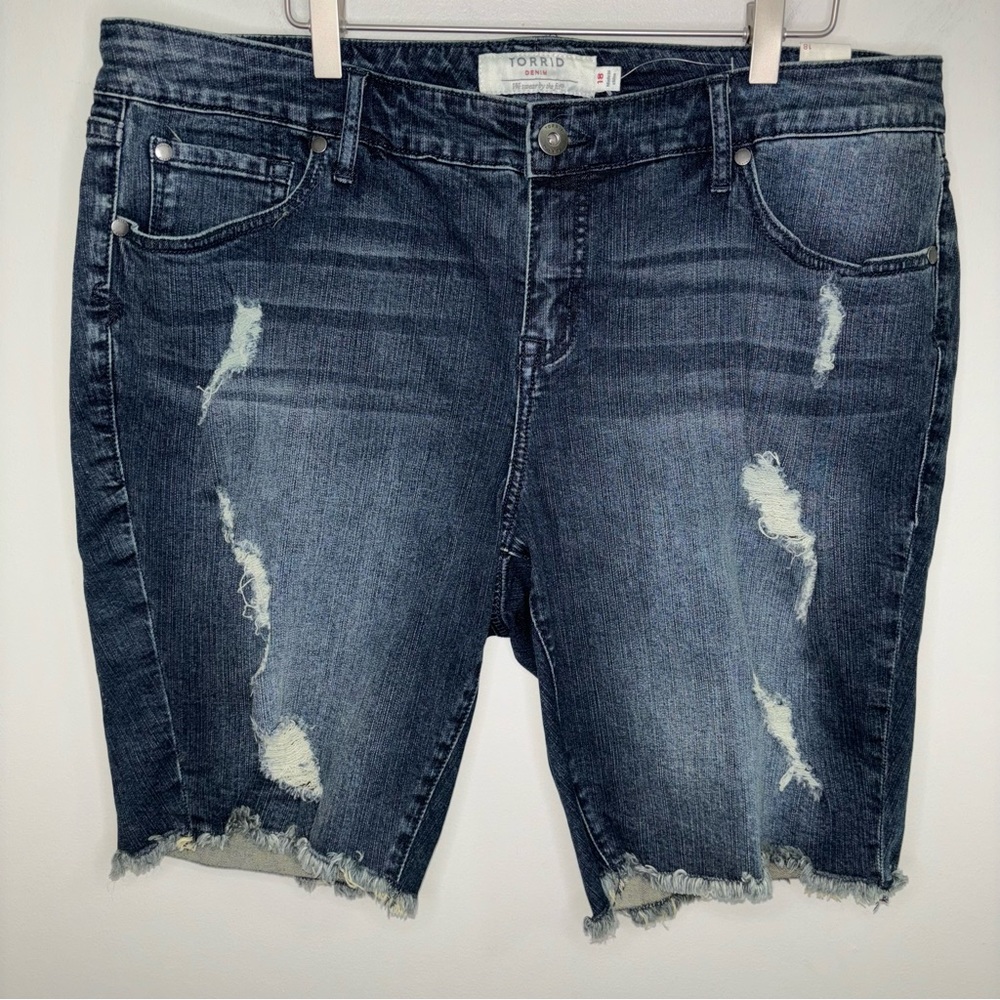 Torrid NEW distressed Skinny Bermuda jean Shorts Vintage Stretch Dark wash sz 18